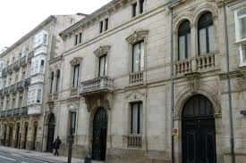 Fachada principal del edificio Musika Etxea en Vitoria, mostrando su arquitectura clásica con balcones y puertas de entrada