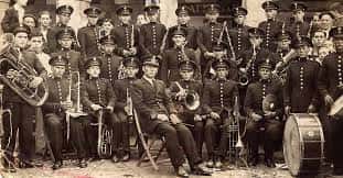 Grupo de músicos en uniforme histórico, representando la tradición musical de la Academia Municipal de Folclore de Vitoria