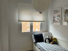 Habitación acogedora con cama individual y decoración infantil