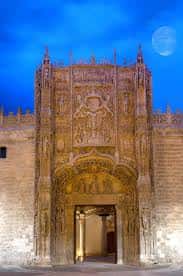 Fachada principal del Museo Nacional de Escultura iluminada al atardecer con luna llena