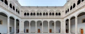 Claustro renacentista del museo con arcos de piedra y detalles ornamentales