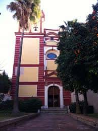 Fachada frontal de la Iglesia de San Agustín con campanario y entrada arqueada bajo cielo despejado