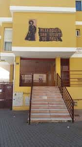 Entrada principal de la Parroquia de San Vicente de Paúl con escalinata y letrero identificativo