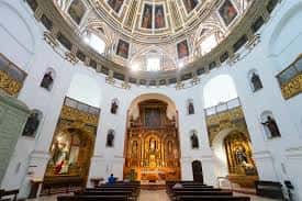 Vista interior de la iglesia mostrando la cúpula y el altar principal