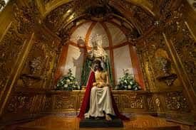 Imagen del Santo Cristo de la Salud en su retablo dorado