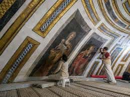 Restauración de pinturas murales en el interior de la iglesia