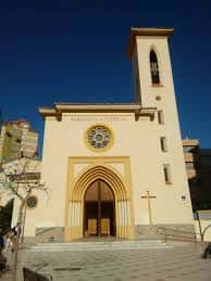 Fachada frontal de la Parroquia de San Patricio bajo cielo despejado