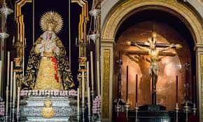 Interior de la iglesia mostrando una imagen religiosa dorada y un crucifijo en el altar lateral
