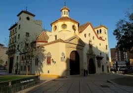 Fachada principal de la Parroquia de San Pedro Apóstol al atardecer con detalles arquitectónicos y plaza frente a ella