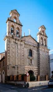 Fachada principal de la Parroquia de Nuestra Señora del Carmen en Málaga, con sus dos torres campanario y arquitectura barroca