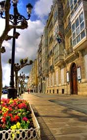 Vista del Paseo de Pereda con farolas ornamentales y macetas florales en primer plano