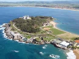 Vista aérea panorámica de la Campa de la Magdalena con el Palacio y la playa