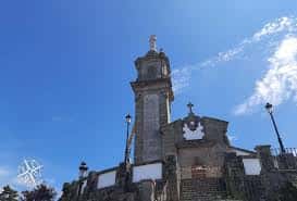 Vista exterior de la Iglesia del Sagrado Corazón de Jesús en Vigo con su torre y fachada bajo cielo azul
