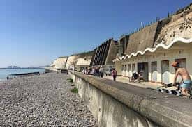 Pasarela costera junto a las acantilados de Ovingdean con personas paseando