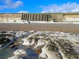 Playa de guijarros y acantilados blancos en Ovingdean Beach