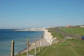Vista panorámica del Undercliff Walk con el mar y Brighton al fondo