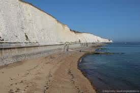 Acantilados blancos y playa arenosa en Ovingdean Gap
