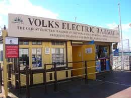 Estación de Volk's Electric Railway con letrero histórico