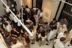 Evento social en el interior de Espacio Mondo con invitados reunidos