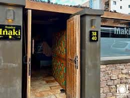 Entrada del restaurante Asador Iñaki con letrero y puerta de madera abierta