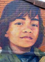 Mural artístico en la pared del colegio con retrato de un niño