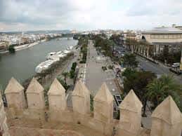 Vista panorámica del Paseo de Cristóbal Colón desde la Torre del Oro con el río Guadalquivir y embarcaciones