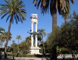 Monumento a Cristóbal Colón rodeado de palmeras en el Paseo de Cristóbal Colón