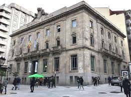 Vista exterior del Centro Cultural Ángel Valente en Ourense con personas transitando