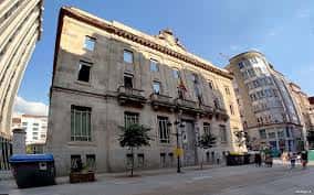 Vista frontal del Centro Cultural Ángel Valente con árboles y cielo azul