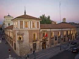 Fachada principal del Palacio de Pimentel al atardecer con luna visible