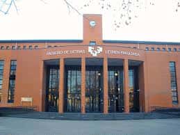 Vista frontal de la Facultad de Letras de Vitoria con su fachada de ladrillo y entrada principal