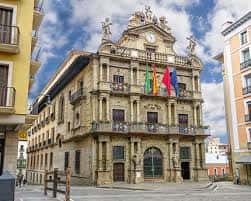 Fachada principal del Ayuntamiento de Pamplona bajo cielo azul
