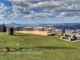 Vista panorámica del Monte Arraiz con zona de picnic y mirador