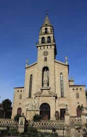 Fachada exterior de la Iglesia de Fátima en A Coruña con torre y cielo azul