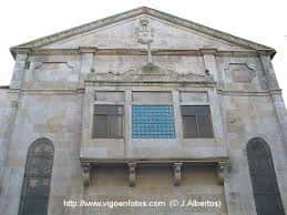 Detalle arquitectónico del frontón y ventana central de la iglesia
