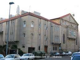 Vista lateral de la Iglesia de Nuestra Señora del Carmen con edificios circundantes