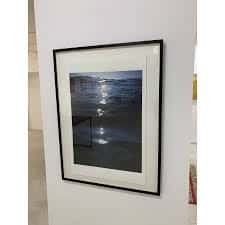 Exposición de fotografía enmarcada en la galería Sakana