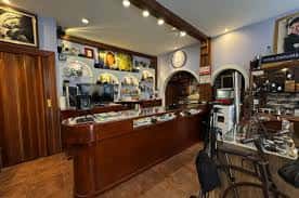 Interior de la tienda de fotografía con mostrador de madera y exposición de productos