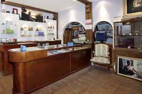 Vista del interior de la tienda con mobiliario clásico y vitrinas de exhibición
