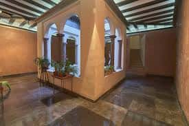 Detalle arquitectónico del patio con arcos y elementos decorativos