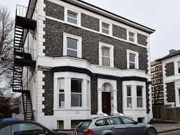 Fachada exterior del edificio del Brighton Railway Club con arquitectura victoriana y escalera de incendios