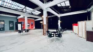 Vista interior del espacio de La Terminal FICC con estructura industrial y mobiliario para eventos