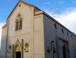 Fachada exterior del Santuario de Nuestro Padre Jesús de la Salud con arquitectura neogótica y cielo azul
