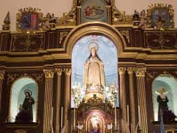 Altar principal con la imagen de la Virgen de la Medalla Milagrosa enmarcada en dorado