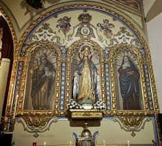 Detalle del retablo central con la Virgen de la Medalla Milagrosa y santos laterales