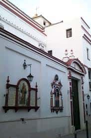 Fachada lateral de la Iglesia de San Antonio de Padua con nichos decorativos y farolillo