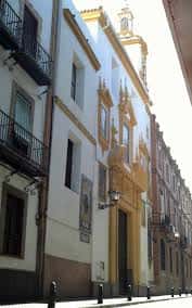 Fachada exterior de la Iglesia del Sagrado Corazón en Sevilla con detalles barrocos y balcones tradicionales