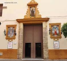 Detalle de la entrada principal de la Iglesia de San Benito con portada barroca y retablos laterales