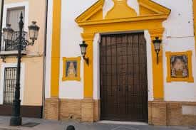 Fachada principal de la Capilla de Nuestra Señora del Rosario con detalles arquitectónicos y farolas