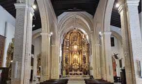 Interior de la Capilla de San Andrés con vista al retablo mayor dorado y bóvedas góticas